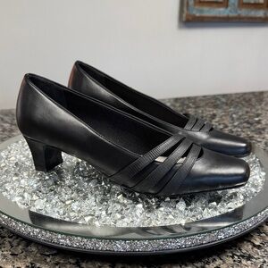 Easy Street Black kitten heel pump Heels NEW 8.5 WW
